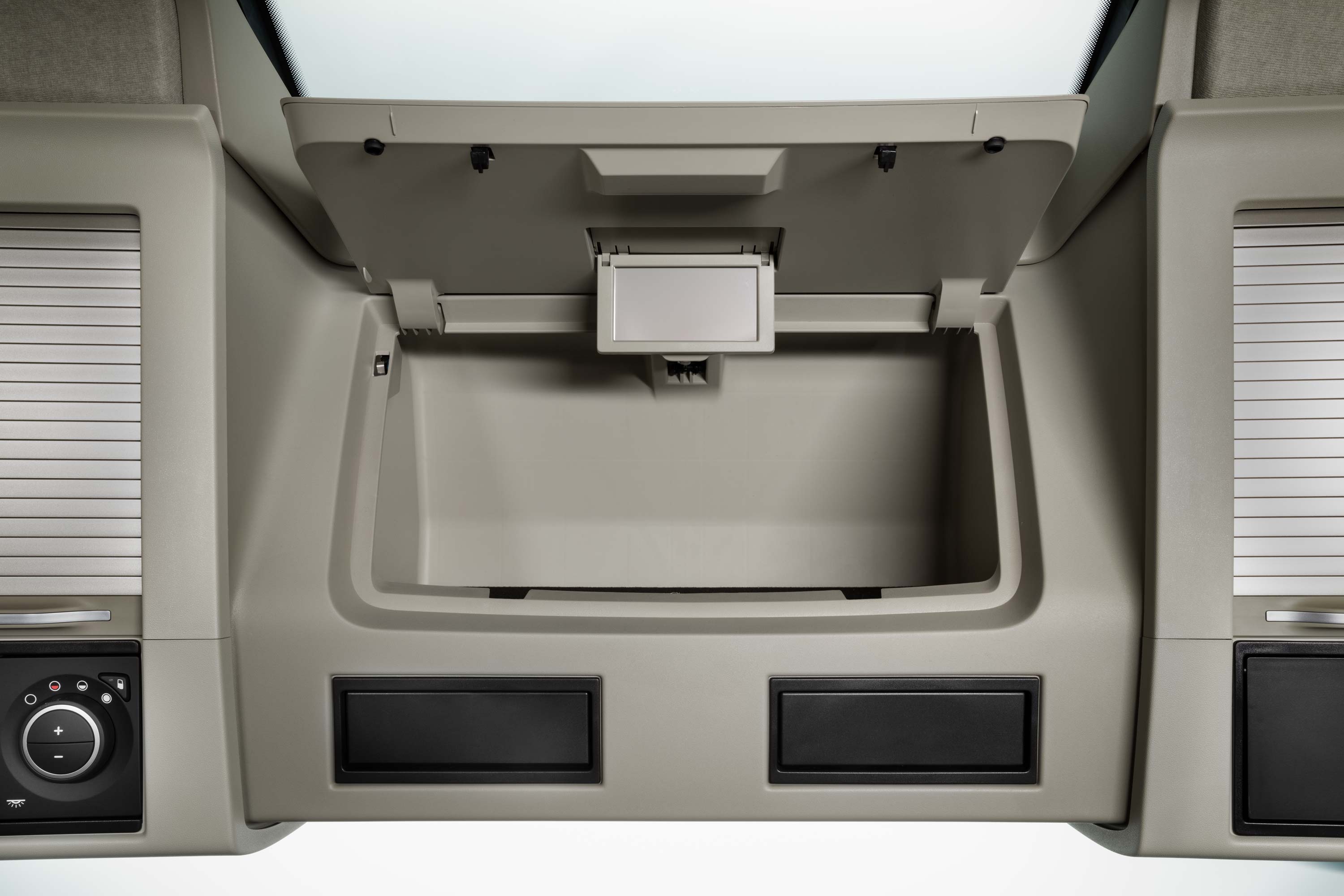 Άπλετος και βολικός αποθηκευτικός χώρος στην καμπίνα του Volvo FH16.